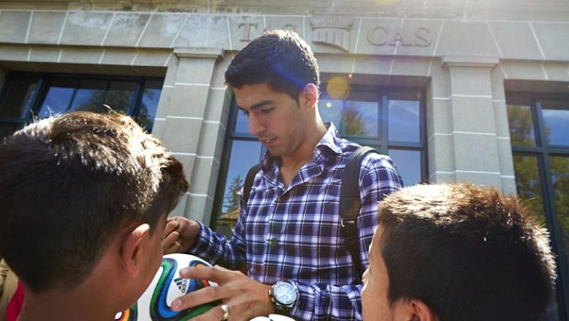 El Tribunal de Arbitraje Deportivo (TAS) confirmó que anunciará este jueves, sobre las 15.00 horas, el veredicto final sobre la sanción impuesta al jugador uruguayo del FC Barcelona Luis Suárez, después de que el órgano de la FIFA revisase el caso y 