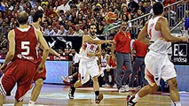 La selección española de baloncesto continúa invicto en su camino  preparatorio hacia la Copa del Mundo, que se celebrará del 30 de  agosto al 14 de septiembre en España, después de vencer (77-55) a la  selección de Turquía, en un encuentro celebrado