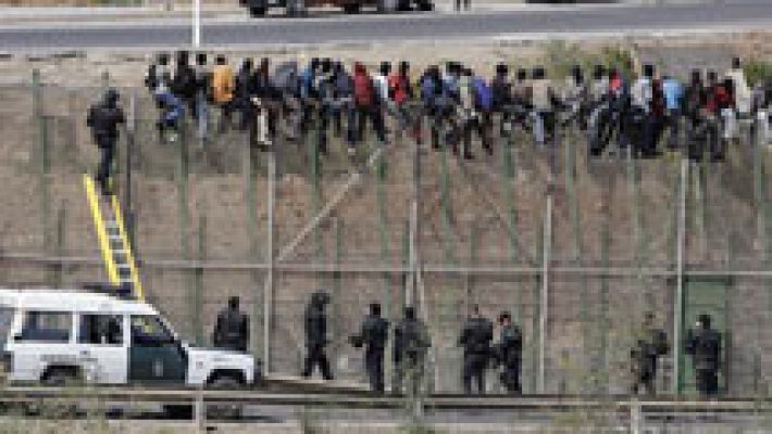 Telediario 1 - Unos 600 inmigrantes han intentado saltar la valla de Melilla