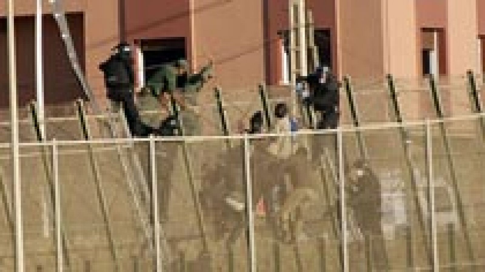 Un grupo de 250 inmigrantes subsaharianos protagoniza un nuevo intento de entrada a Melilla - Informativo 24h | Ver