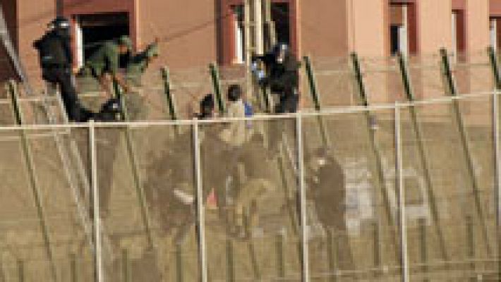 Telediario 1 - Un grupo de 250 inmigrantes intenta saltar la valla de Melilla