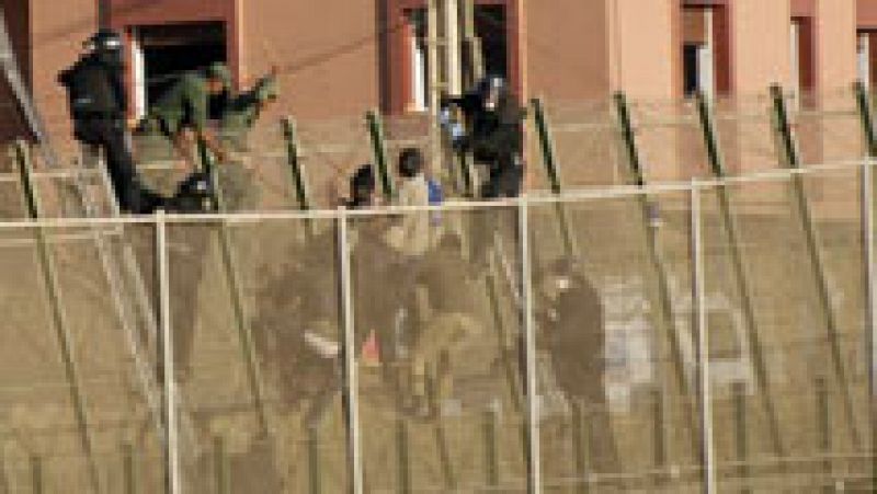 Un grupo de 250 inmigrantes intenta saltar la valla de Melilla