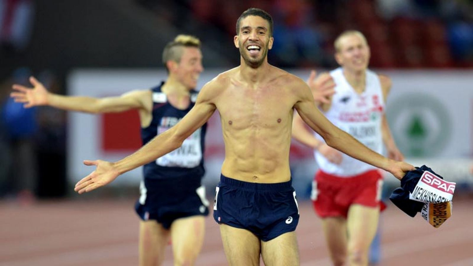 Mahiedine Mekhissi-Benabbad, que había ganado la final de 3.000 metros obstáculos, ha sido descalificado tras la reclamación presentada por la delegación española porque el subcampeón olímpico se quitó la camiseta en la recta final.