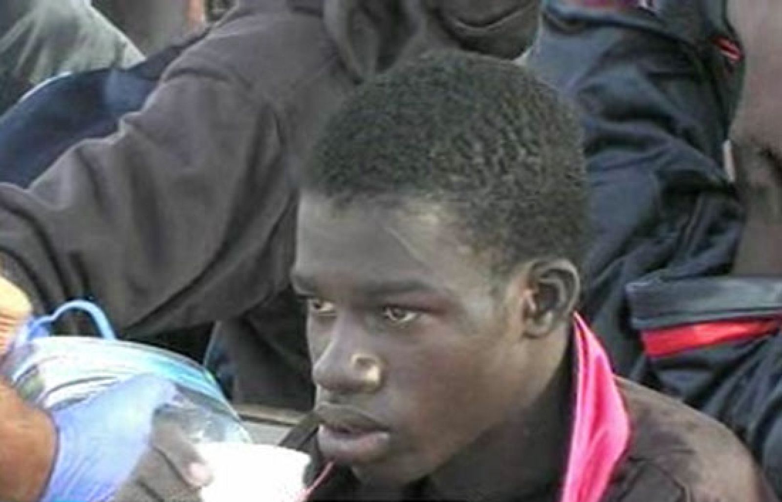  En el hospital de Melilla está ingresado un menor marroquí, de 17 años, que sufrió anoche heridas graves cuando intentaba colarse como polizón en un barco para llegar a la península.  El menor cayó desde una altura de ocho metros y se golpeó contra las rocas de la escollera del puerto. 