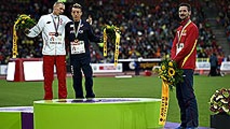 El francés Yoann Kowal, nuevo campeón de Europa de 3.000 m obstáculos tras la descalificación de su compatriota Mahiedine Mekhissi-Benabbad, se resistió a posar junto al español Ángel Mullera en el podio y sólo se avino a hacerlo tras los silbidos de