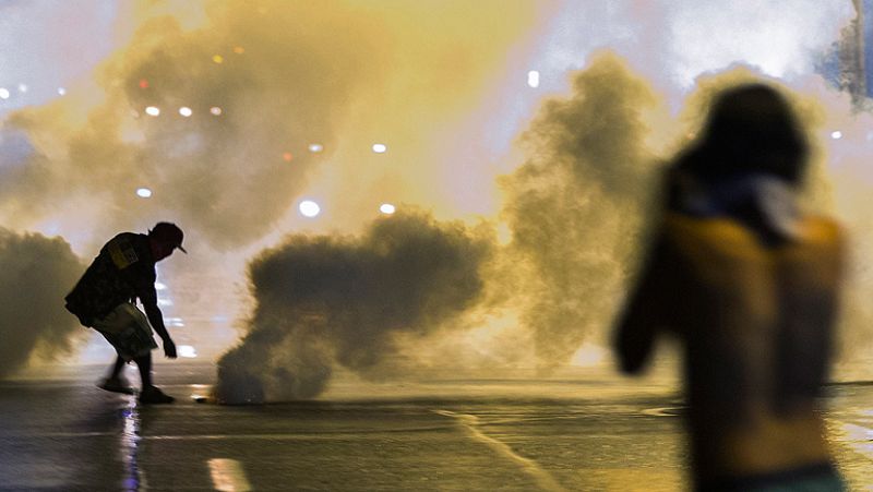 Primera noche de toque de queda en Ferguson, Misuri