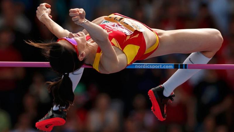 La española Ruth Beitia ha revalidado en Zúrich su título europeo de altura con un salto de 2,01 metros que la sitúan al frente del ránking mundial del año y a un sólo centímetro de su récord personal, con 35 años. Se trata de la undécima medalla int