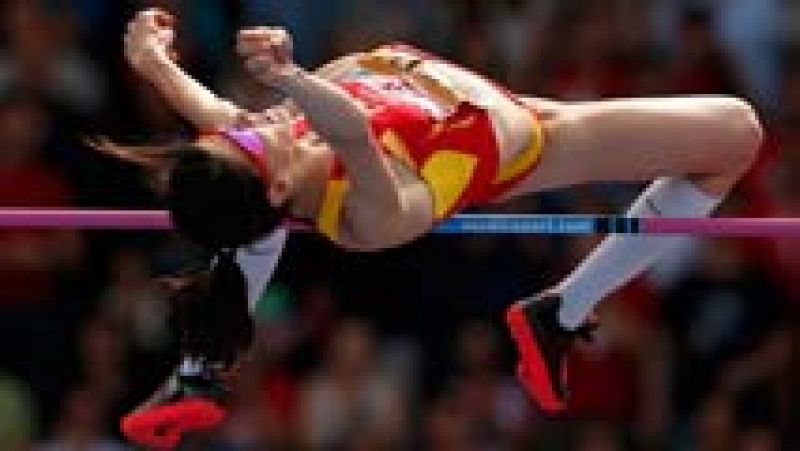 La española Ruth Beitia ha revalidado en Zúrich su título europeo de altura con un salto de 2,01 metros que la sitúan al frente del ránking mundial del año y a un sólo centímetro de su récord personal, con 35 años. Se trata de la undécima medalla int