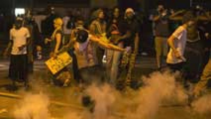 Nueva noche de disturbios raciales en Ferguson, en Misuri