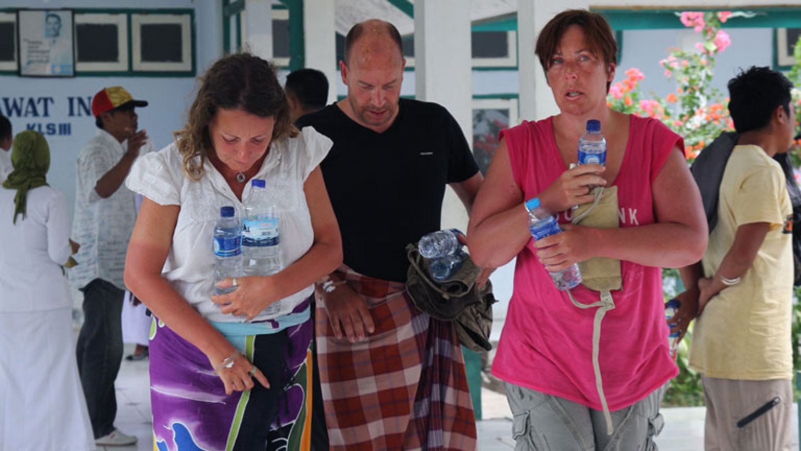 Las autoridades de Indonesia buscan a dos españoles tras el naufragio de un crucero