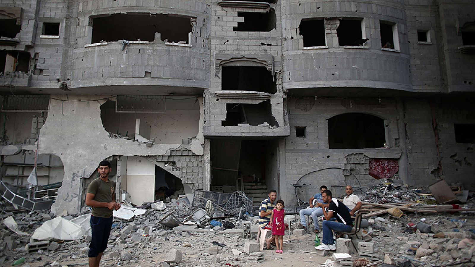  Las conversaciones para poner fin a la Operación Margen Protector no han mostrado signos de un gran avance este lunes que logre un acuerdo a largo plazo, con las delegaciones de israelíes y palestinos atrincherados en sus demandas. Las esperanzas de los mediadores residen en una prorroga del alto el fuego.