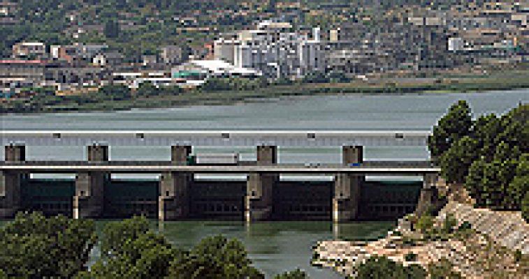 Una población de microalgas en el pantano de Tarragona provoca restricciones en el consumo de agua