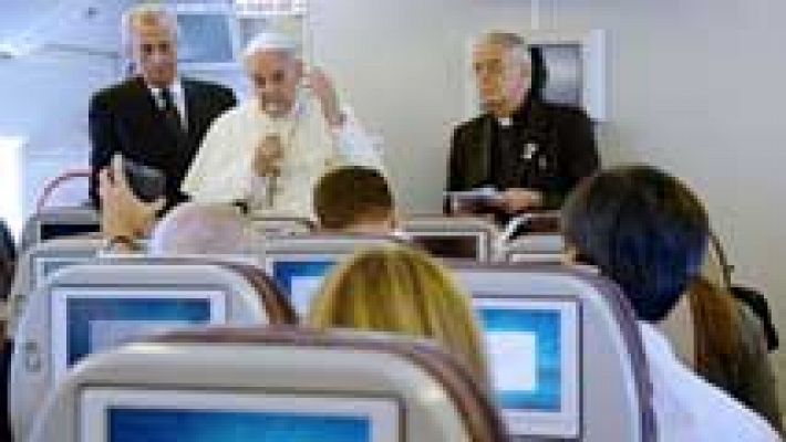 El papa considera "legítimo" frenar a los yihadistas