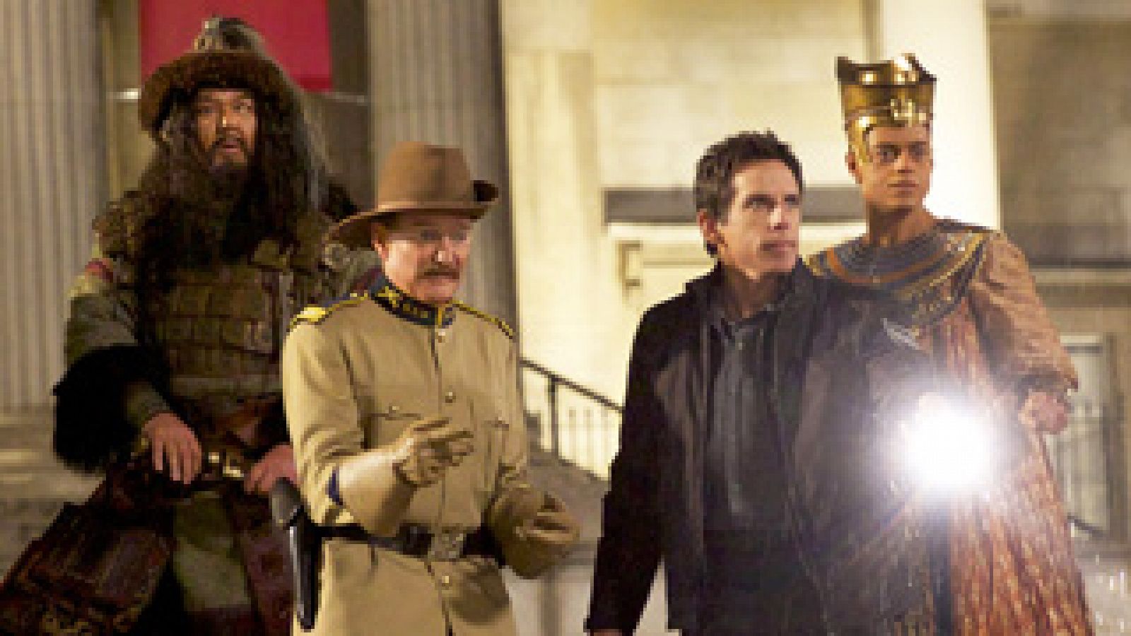 El vigilante Larry (Ben Stiller) y sus colegas viajan esta vez al Museo Británico en 'Noche en el museo 3', una de las últimas actuaciones del recientemente fallecido Robin Williams.

La película, que se estrena el 19 de diciembre, traslada la acción a Londres en una misión épica apra salvar la magia antes que desaparezca para siempre. Shawn Levy, director de toda la saga, vuelve a contar, además de Stiller y Williams con Ben Kingsley, Owen Wilson, Ricky Gervais, Dick Van Dyke, Rebel Wilson, Dan Stevens, Steve Coogan y Mickey Rooney.
