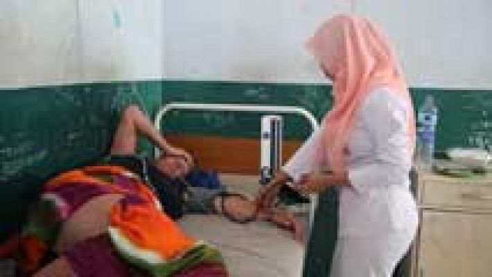 Telediario 1 - Los equipos de rescate buscan a los desaparecidos en Indonesia