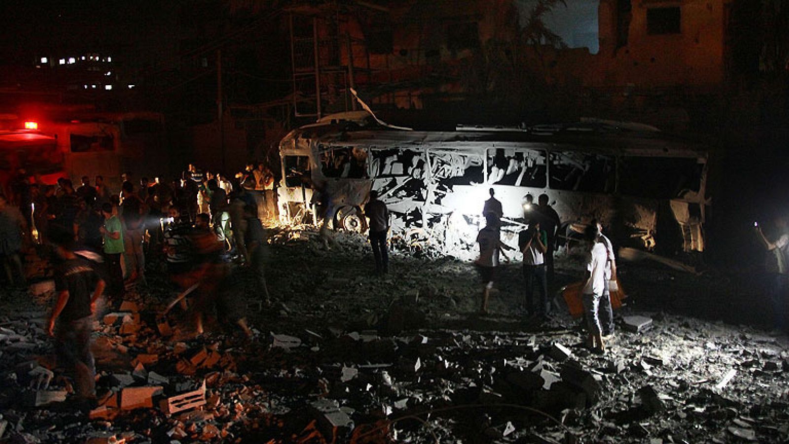  Israel ha reanudado sus ataques sobre Gaza, y culpa a Hamás de romper el alto el fuego que terminaba a las once de esta noche. El ejército israelí ha bombardeado unos 30 objetivos en la Franja en respuesta al lanzamiento de varios cohetes palestinos. De momento, hay al menos un niño palestino muerto y decenas de heridos. La ruptura de la tregua ha bloqueado las negociaciones en El Cairo tras casi una semana de calma.