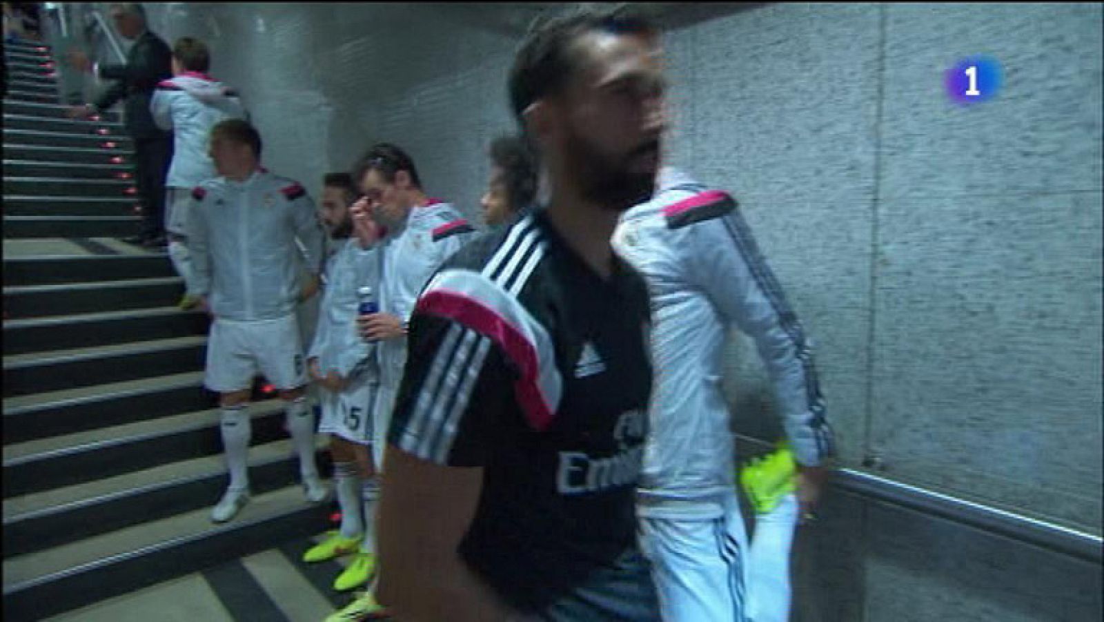 Álvaro Arbeloa pasa junto a los titulares en el túnel de vestuarios del Real Madrid y saluda a todos con cierta efusividad, menos a Casillas, con el que apenas parece intercambiar un gesto.