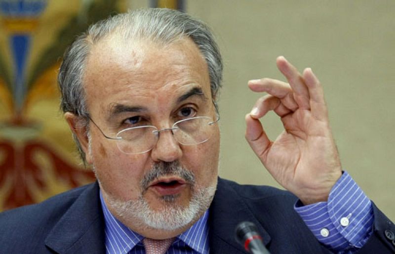 El vicepresidente del Gobierno ha comparecido para explicar las líneas del Gobierno en materia de financiación económica. Solbes dice que trabaja para conseguir un buen acuerdo, pero, por el momento, sólo tiene el apoyo del PSOE. 