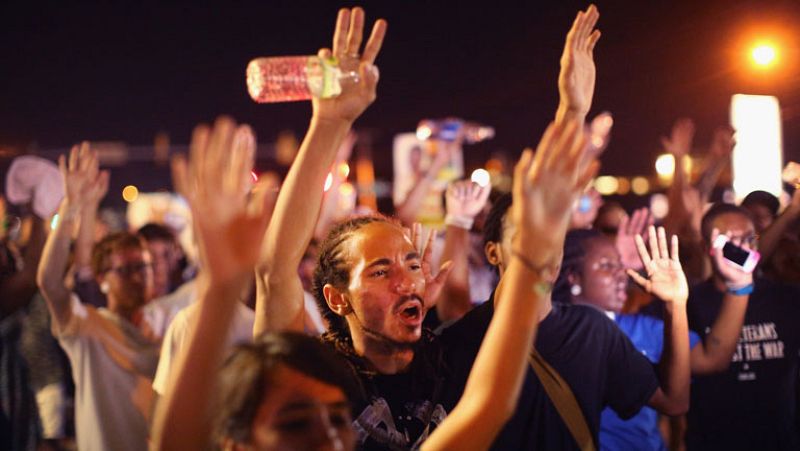 "Manos arriba, no disparen", gritan los manifestantes en Ferguson