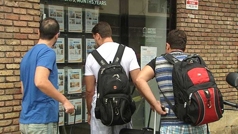 Los vecinos de un barrio barcelonés, indignados por los alquileres que albergan a turistas con conductas incívicas