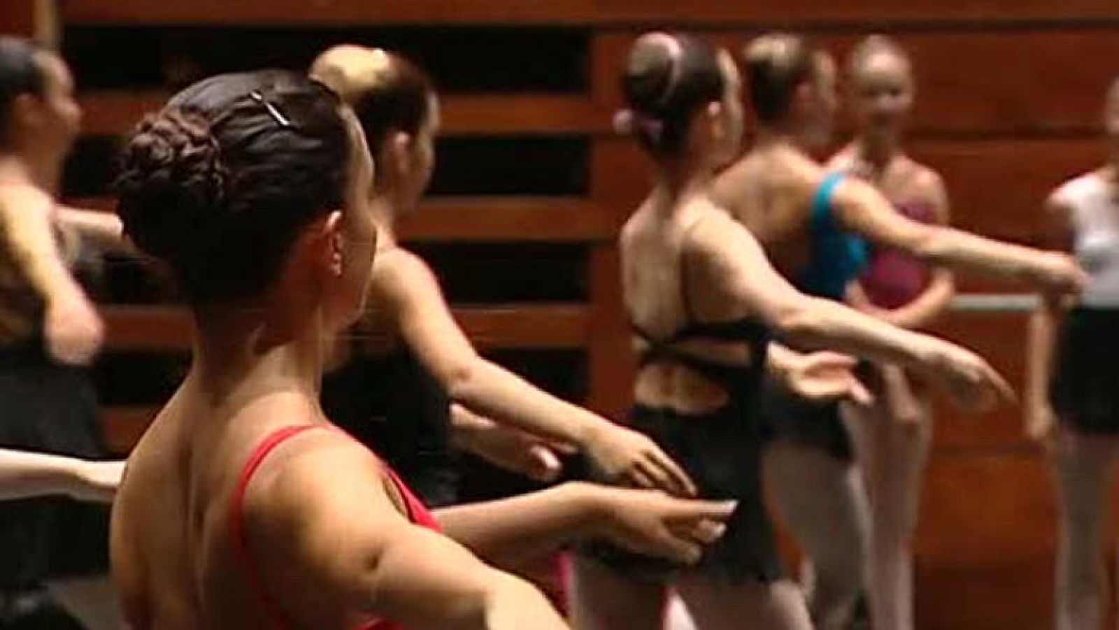 Un centenar de bailarines aprenden en Barcelona de las primeras figuras mundiales