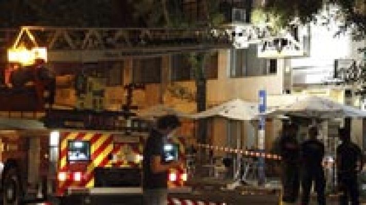  - Un joven ha resultado herido muy grave y otro leve al caerles el recubrimiento de un balcón en Madrid