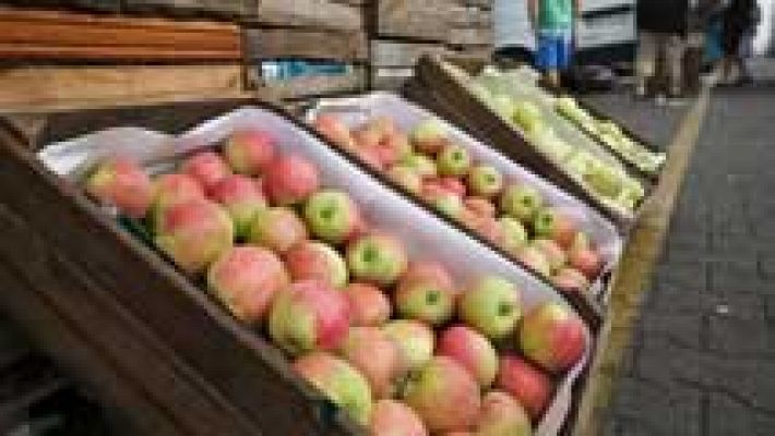 Fruta convertida en zumo para repartir entre los más necesitados