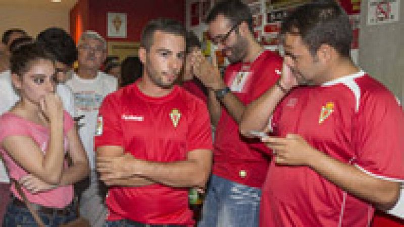 Cientos de aficionados del Murcia han recibido con decepción la confirmación del descenso de su equipo a Segunda B y han calificado de "gentuza" a los dirigentes de la LFP.