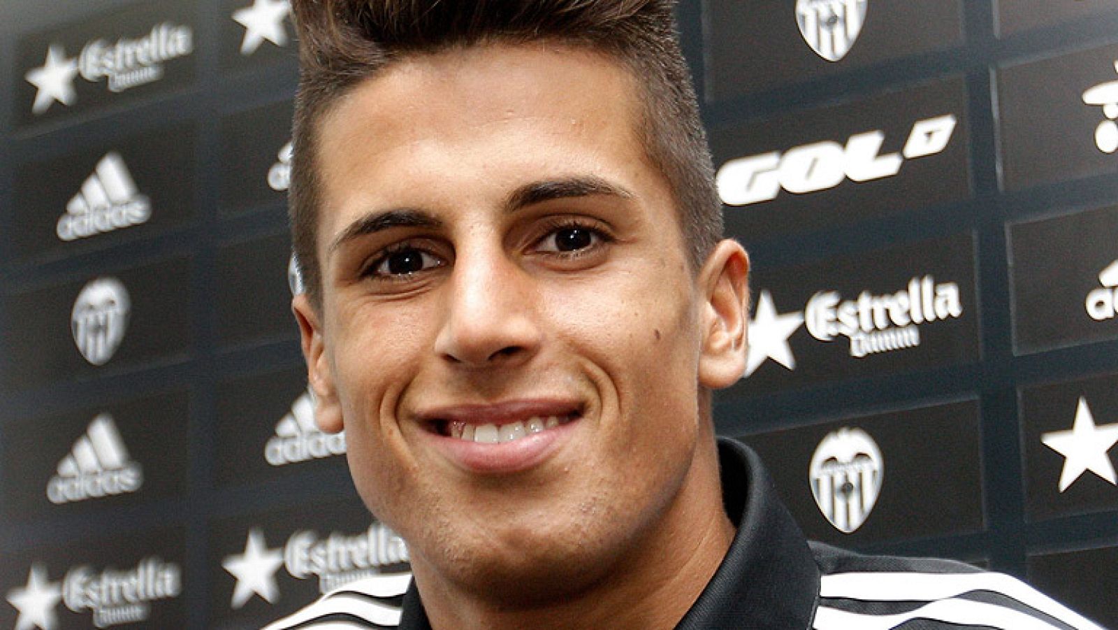Joao Cancelo, nuevo jugador del Valencia, ha sido presentado por el equipo 'ché' este jueves, a solo dos días del inicio de la Liga.