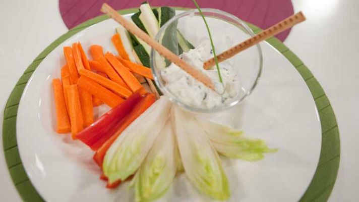 RTVE Cocina - Crudités de verduras con dip de queso, limón y aceitunas