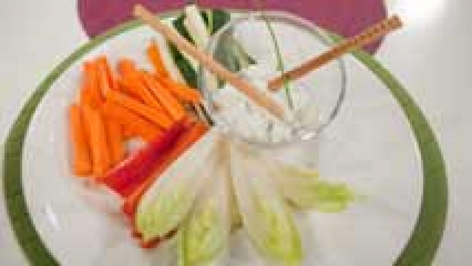 Cómo preparar Crudités de verduras con dip de queso, limón y aceitunas