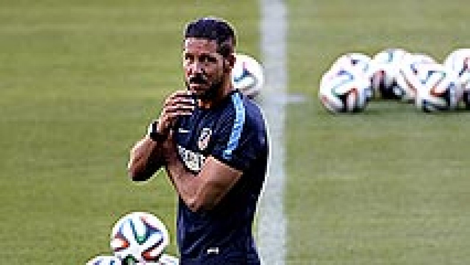 El argentino Diego Simeone, entrenador del Atlético de Madrid, convocó hoy a 19 jugadores para el partido de vuelta de la Supercopa de España ante el Real Madrid en el Vicente Calderón, entre ellos el delantero del filial Héctor Hernández, y descartó