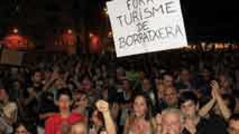 Vecinos y Ayuntamiento intentan buscar una solución al turismo conflictivo en Barcelona