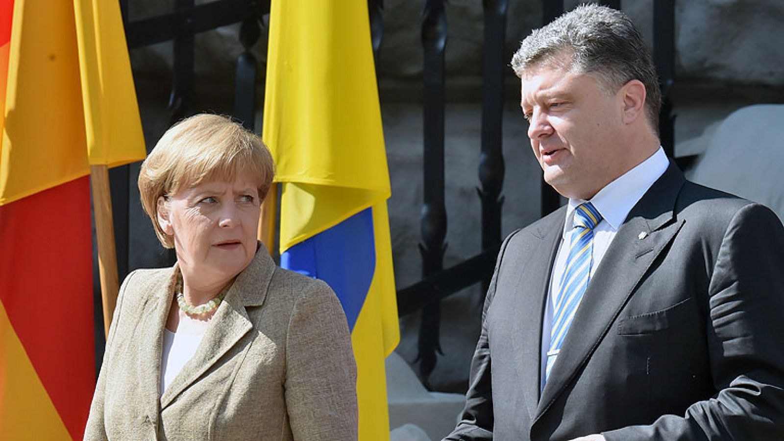 Angela Merkel se reúne con el presidente ucraniano para lograr un alto el fuego