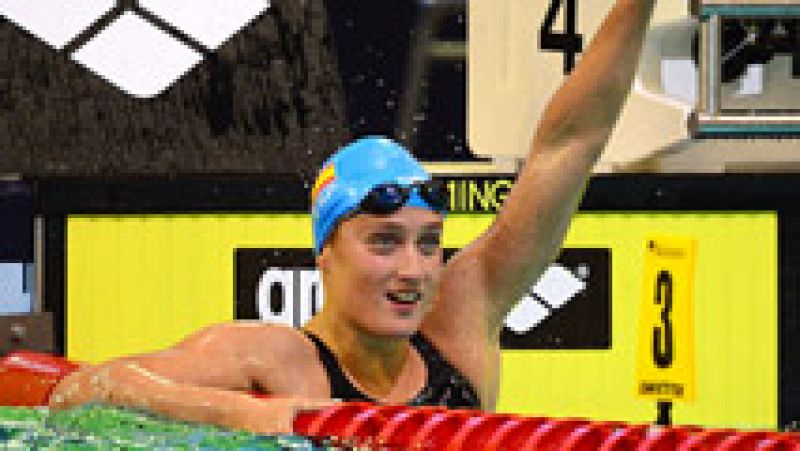 La española Mireia Belmonte se ha impuesto en los 1.500 metros libre del Europeo de Berlín, consiguiendo su primer oro y batiendo los récords del campeonato y de España.