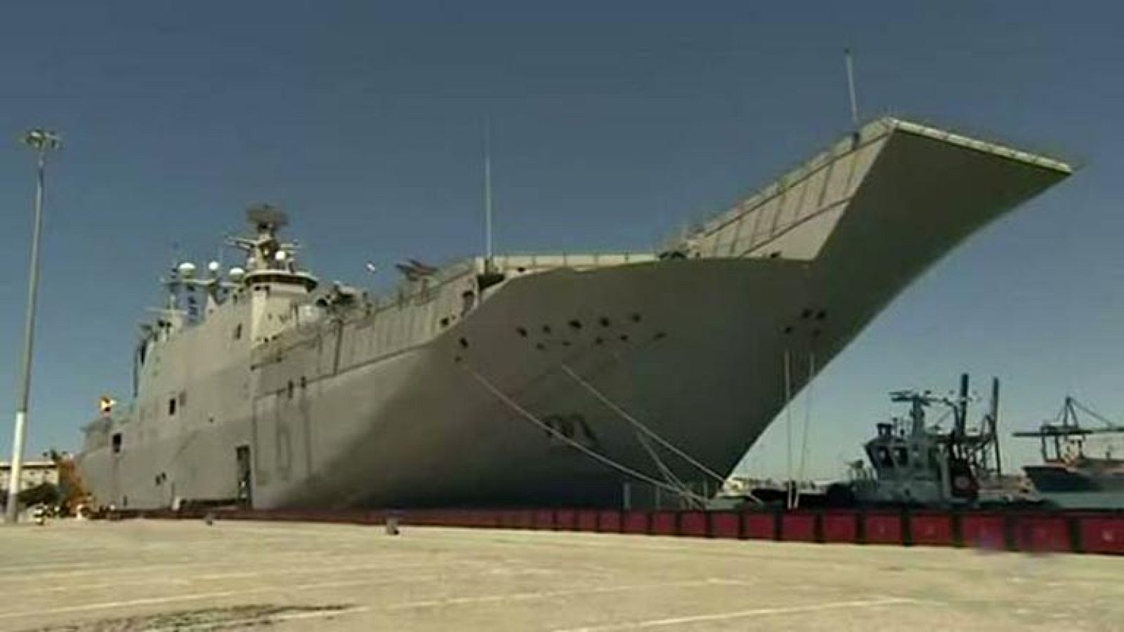 El buque militar español ya ha salido de Rota con destino a Cádiz para conseguir algo nunca visto, acoger la salida de una gran vuelta ciclista de tres semanas.