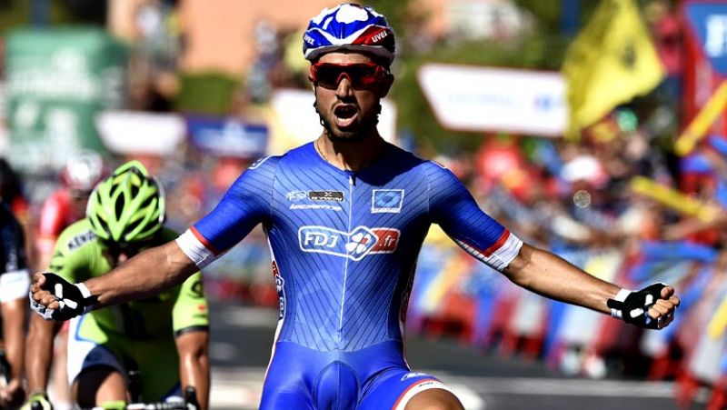 El francés Nacer Bouhanni, del equipo La Francaise des Jeux, ha ganado la segunda etapa de la Vuelta a España disputada entre Algeciras y San Fernando, de 174,4 kilómetros, mientras que el español Alejandro Valverde se puso el jersey rojo de líder