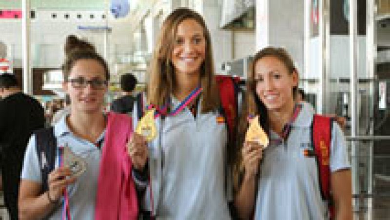  No estaba Mireia Belmonte, que se ha ido a Doha para competir, pero sí todas las demás. El equipo español de natación ha vuelto a casa después del brillante papel en los europeos de natación. Se han conseguido trece medallas y todas a cargo de mujer