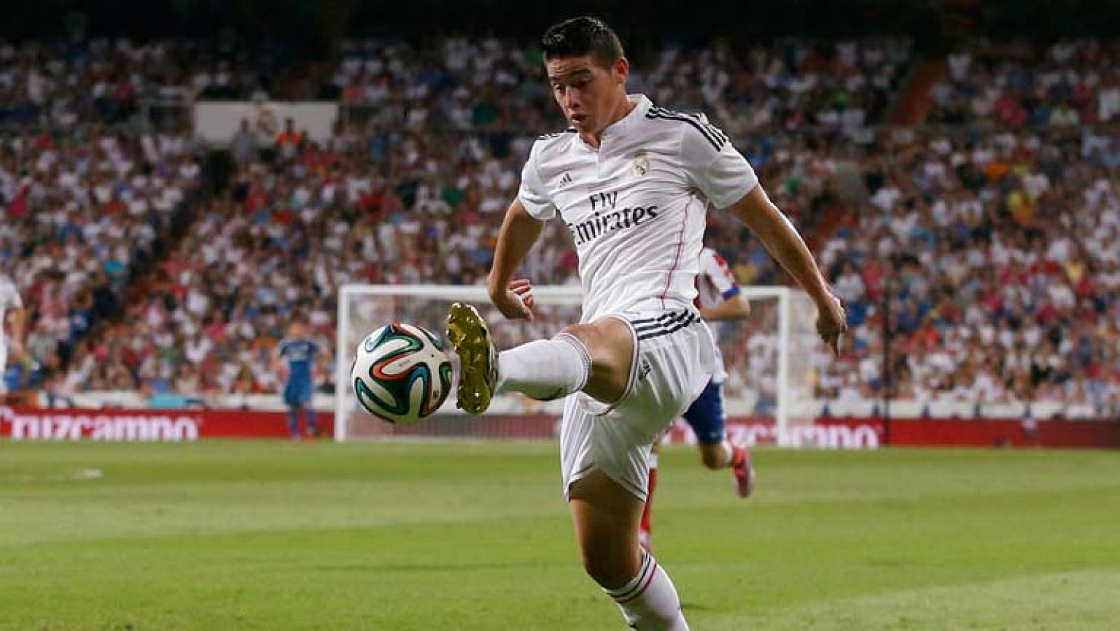 La zurda de Di María ya forma parte del pasado blanco. El Madrid pierde su desborde, pero preocupa más quién va a reemplazar su sacrificio y su largo recorrido en la medular. James Rodriguez es el señalado. Mediapunta de último pase y goleador, que t