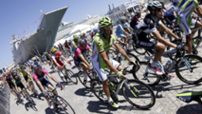 La tercera jornada de la Vuelta a España ha salido desde el buque portaaviones 'Juan Carlos I' en Cádiz. Un recorrido de 188 km que terminará en la localidad gaditana de Arcos de la Frontera.