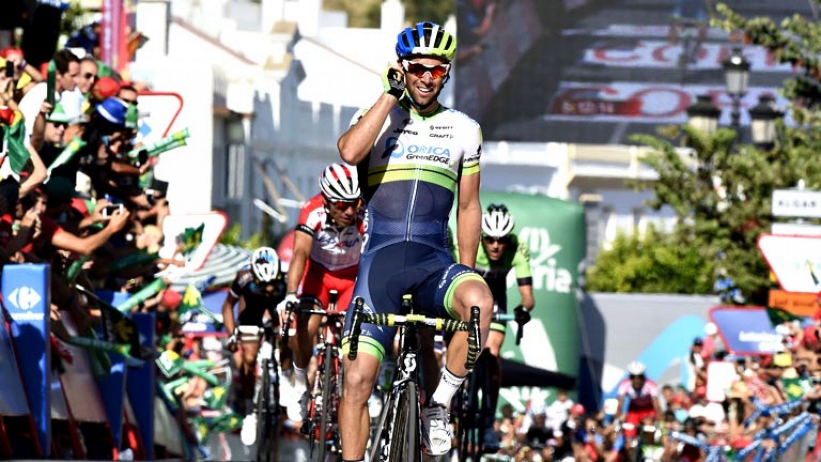 El australiano Michael Matthews, del Orica, ha ganado la tercera etapa de la Vuelta disputada entre Cádiz y Arcos de la Frontera, de 197,8 kilómetros, triunfo que le supone enfundarse el maillot rojo de líder. Matthews alzó los brazos con un tiempo d