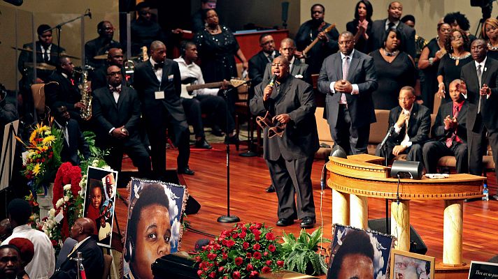  - Cientos de personas despiden en Misuri al joven muerto por los disparos de un policía