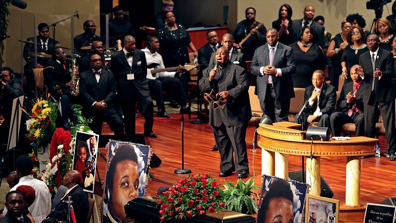 Cientos de personas despiden en Misuri al joven muerto por los disparos de un policía