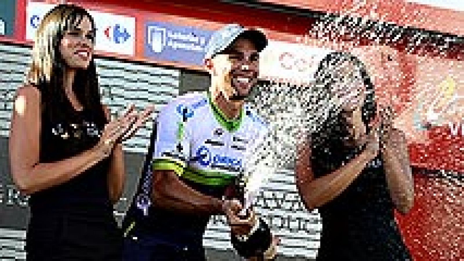 El australiano Michael Matthews remató un enorme trabajo del Orica para asestar un doble golpe con el triunfo en la tercera etapa y el maillot rojo de líder, que le arrebató a Alejandro Valverde, único de los favoritos que cedió tiempo, 7 segundos.