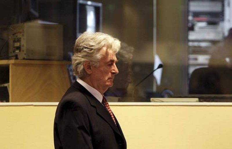 El ex líder serbobosnio Radovan Karadzic ha rechazado pronunciarse sobre los once cargos de los que se le acusa ante el Tribunal Penal Internacional para la antigua Yugoslavia (TPIY), incluidos los de genocidio y crímenes de guerra (29/08/08).