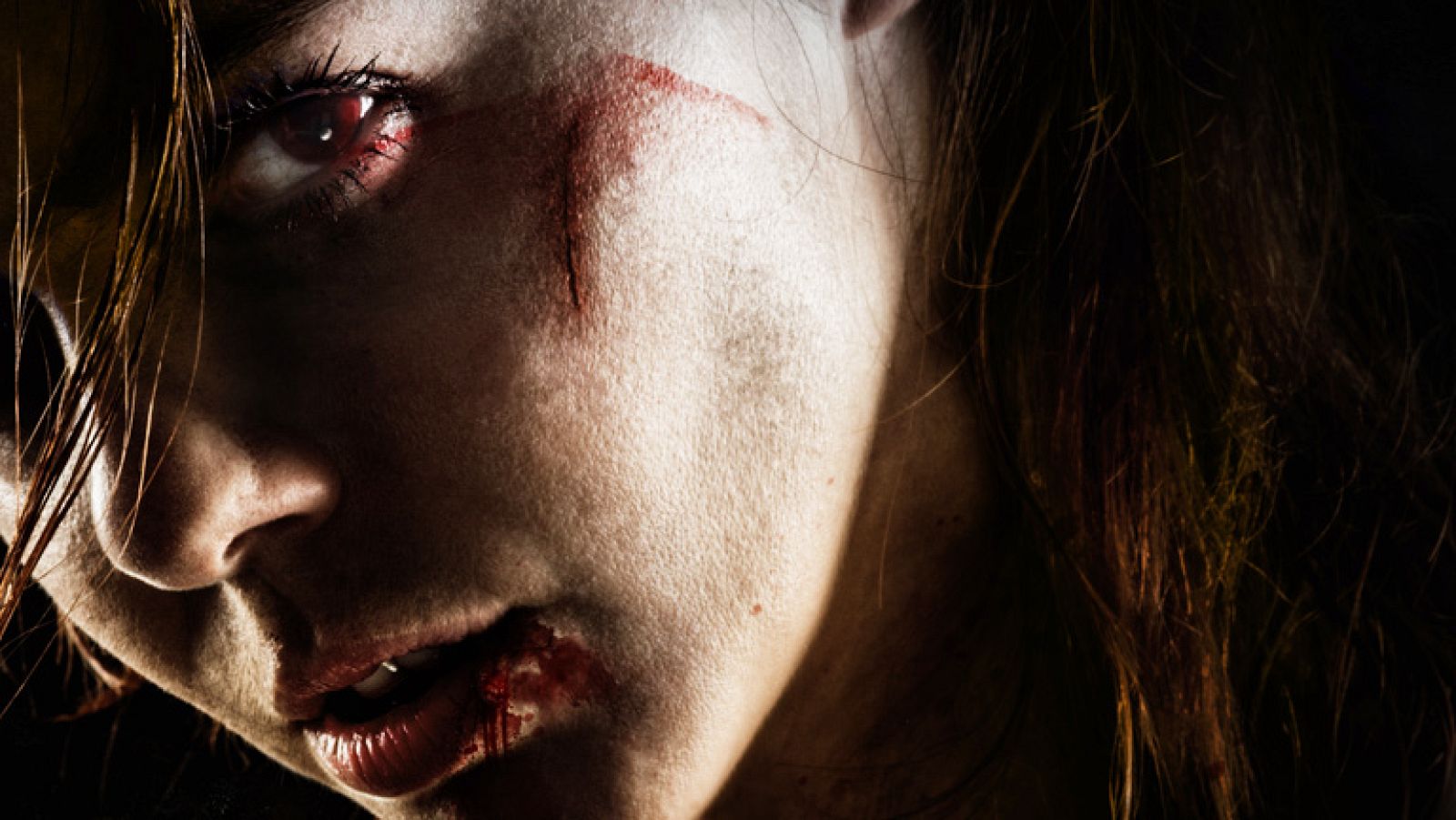 La esperada última entrega de la exitosa saga de terror tiene fecha: 31 de octubre. Para abrir boca, RTVE.es estrena el tráiler definitivo de '[REC] 4', la película dirigida por el creador de la saga, Jaume Balagueró, y participada por TVE en la producción.Manuela Velasco vuelve a interpretar a Ángela Vidal, la única superviviente de la terrible infección evacuada del edificio. Cuando por fin la situación parece estar controlada, el caos vuelve a desatarse y la semilla del mal renace adoptando nuevas y terribles formas. "Por fin, ha llegado el momento de poner punto y final a la historia. Cerrar el círculo infeccioso y tratar de esclarecer su orígen, los secretos detrás de la plaga", dice su director. "Consciente de la responsabilidad que eso supone, me he propuesto que la cuarta sea una película distinta pero fiel a sus antecesoras, una vuelta a los orígenes siniestros y oscuros de la saga. Una nueva vuelta de tuerca, un paso más hacia lo desconocido, hacia el puro horror".