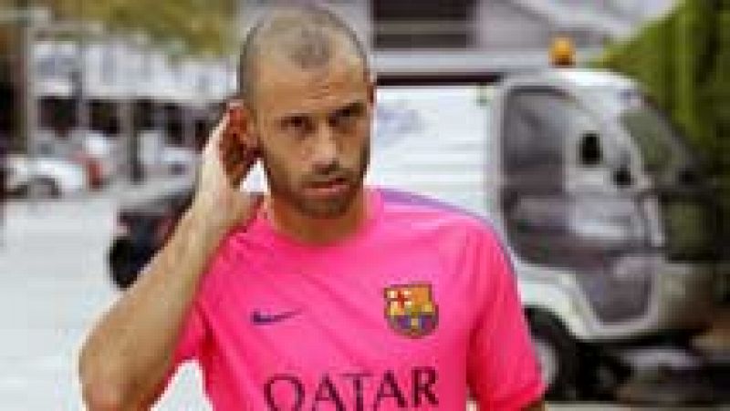 En el Barcelona siguen los fichajes. En las próximas horas se concretará el del lateral brasileño Douglas.... Y Javier Mascherano ha firmado la renovación hasta 2018. 