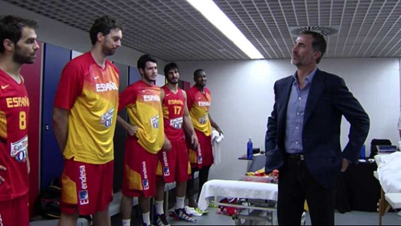 El rey Felipe estuvo con la selección de baloncesto que cerró con otra victoria, esta vez ante Argentina, su preparación para el Mundobasket. Antes, Don Felipe habia estado muy cerca también de la afición y de otros deportistas.