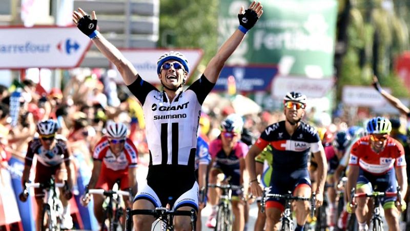 El alemán John Degenkolb, del equipo Giant Shimano, ha ganado la cuarta etapa de la Vuelta a España disputada entre Mairena del Alcor y Córdoba, de 164,7 kilómetros, en la que mantuvo el liderato el australiano Michael Matthews (Orica)   