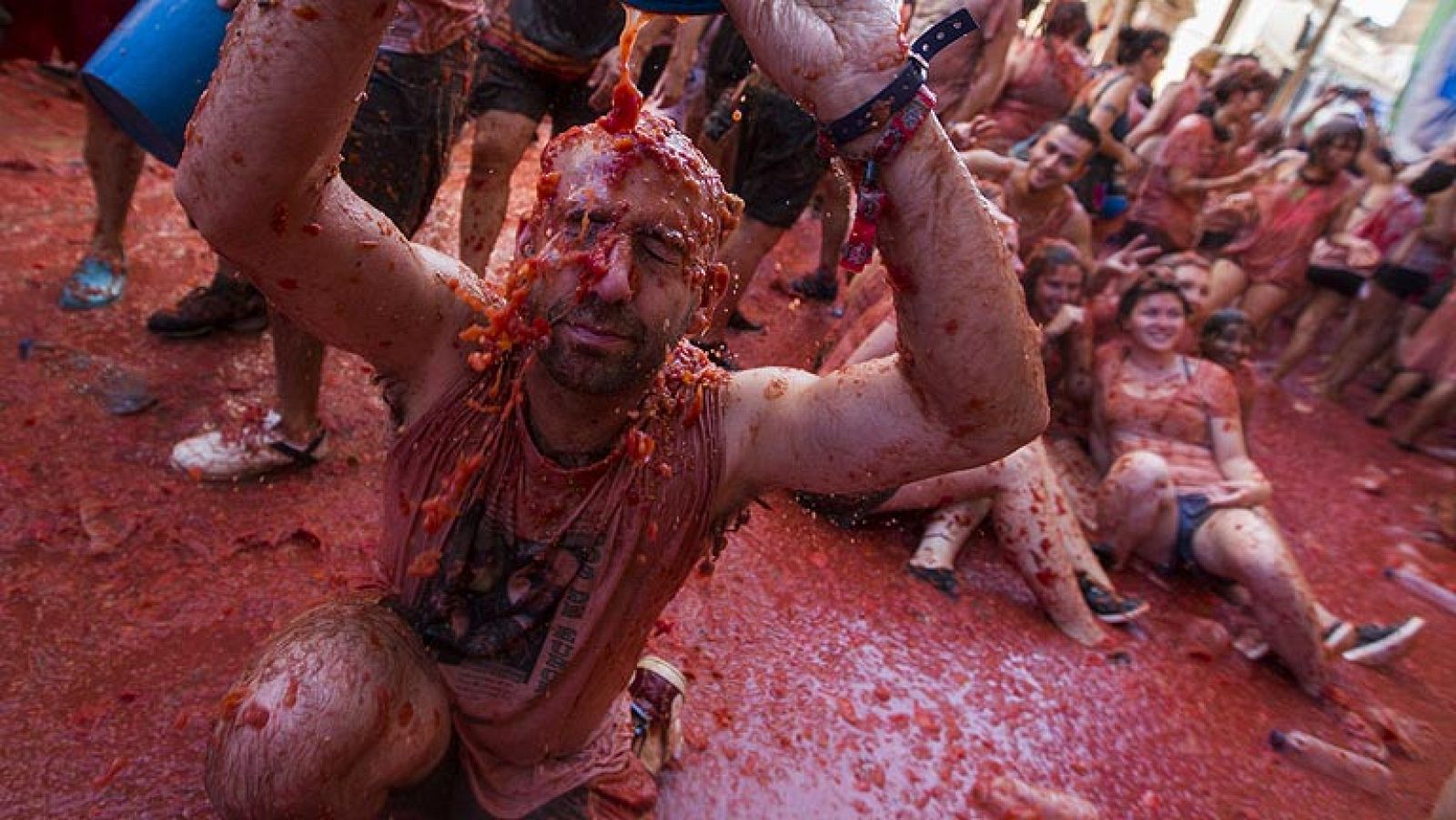 22.000 personas tiñen de rojo Buñol con la tomatina | Ver
